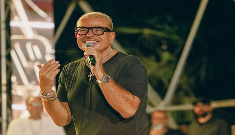 عمرو دياب يفاجئ جمهوره بتأجيل حفله في دبي من دون توضيح الأسباب