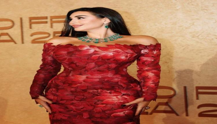 اللون الأحمر يخطف الأنظار… ياسمين صبري تكشف سر اختياراتها