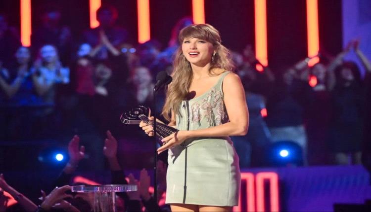 لحظة احتفالية… تايلور سويفت تتألق على المسرح وتفوز بجائزة فنانة العام