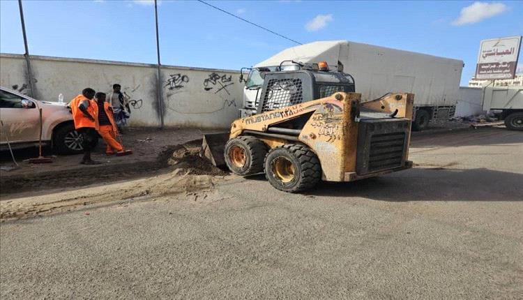 لليوم الثاني على التوالي.. استمرار حملة صندوق النظافة في الشيخ عثمان لرفع مخلفات الأمطار