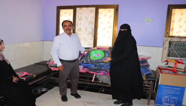 مدير عام خور مكسر يتفقد روضة الأمل ويقدم حقائب مدرسية للأطفال الخريجي من الفئة الكبرى
