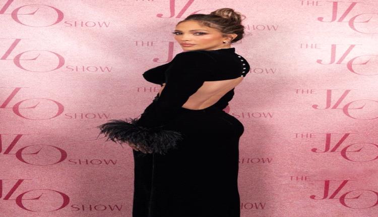 جينيفر لوبيز تتألق بفستان أسود يجمع بين الرقي والبساطة