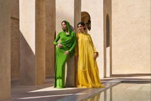 ألوان زاهية وأناقة رمضانية… الفساتين الملوّنة تسرق الأنظار