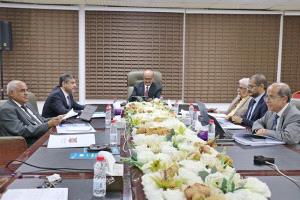 مركزي عدن يتخذ إجراءات حاسمة لكسر أزمة السيولة وتعزيز استقرار الريال