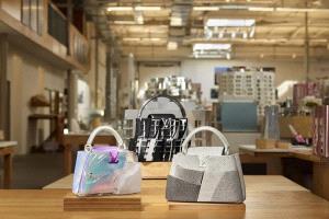 إبداع وفن… Louis Vuitton يكرّم فرانك جيري في المعرض الدولي للفنون