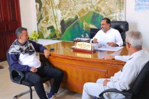 مدير عام خورمكسر يلتقي قيادة وأعضاء اللجان المجتمعية ويؤكد تعزيز الشراكة مع المكاتب الخدمية