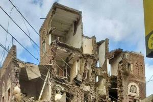 جـ,ـريمة حـ,ـوثية.. انهيار مبنى تاريخي عمره 500 عام في إب اليمنية