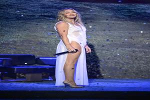 إطلالة جريئة لهيلاري داف بفستان مبلّل على مسرح جيمي فالون