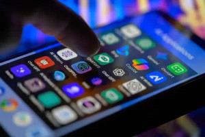 خشية استهدافهم .. الحـ,ـوثيون يجبرون قياداتهم على إزالة برامج الذكاء الاصطناعي