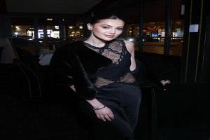 بين الفخامة والبساطة… الأسود يميز إطلالة دانا الحلاني في يومها المميز