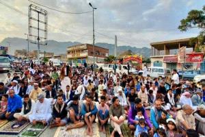 تبرعات وهتافات سياسية.. إخوان اليمن يحولون العيد إلى ساحة استقطاب