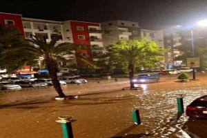 عقب أمطار غزيرة .. غياب للسلطة المحلية في شفط المياه وفتح الطرقات بالعاصمة عدن