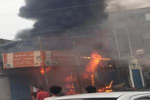 تزامناً مع هطول الأمطار .. حريق يلتهم محل تجاري في خورمكسر بعدن