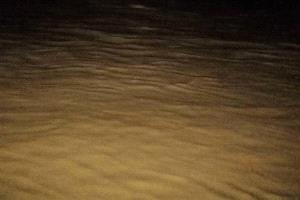 سيول الأمطار تقطع الطريق الدولي في وادي أحور وتوقف حركة المركبات