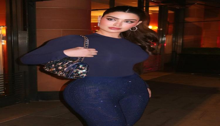 الفاشينيستا والنجمة الكويتية روان بن حسين تتألق بإطلالة ليلية تجمع ذيل الحصان واللون الكحلي اللامع بأسلوب جذاب
