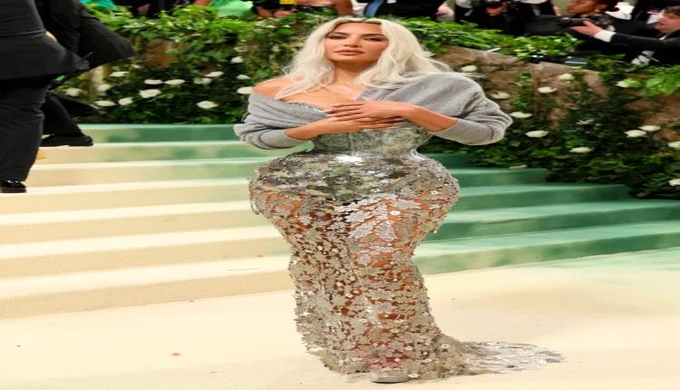 كيم كارداشيان تخطف الأنظار بإطلالات جريئة واستعراضية في Met Gala