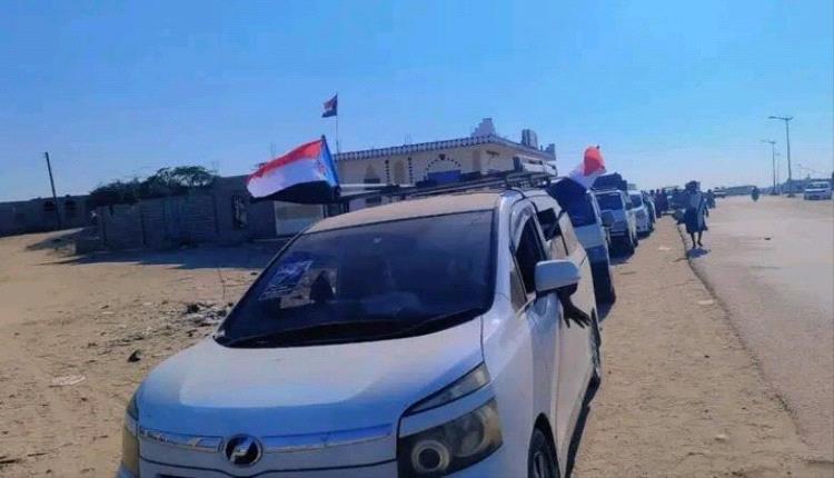 توافد مواكب المحافظات الجنوبية إلى ساحة العروض بعدن للمشاركة في مليونية 4 مايو