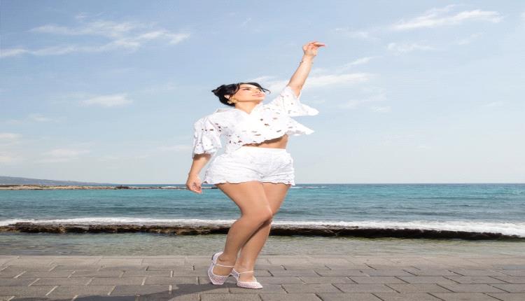 سيرين عبد النور تلهمك بإطلالات أنثوية فاخرة بأسلوب يجمع البساطة والرقي