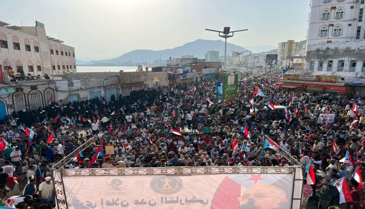 أبناء حضرموت يجددون تفويضهم للرئيس الزبيدي بمليونية حاشدة في مدينة المكلا