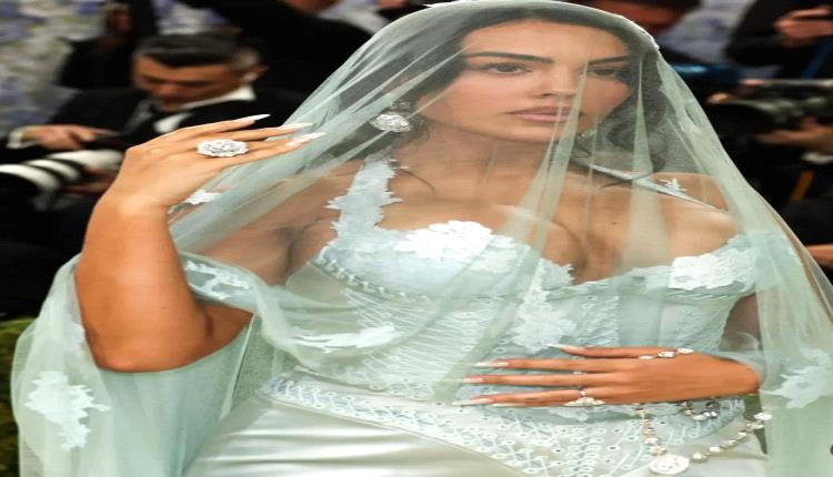 بفستان أكوا وسبحة.. جورجينا رودريغيز  تخطف الأضواء في ميت غالا