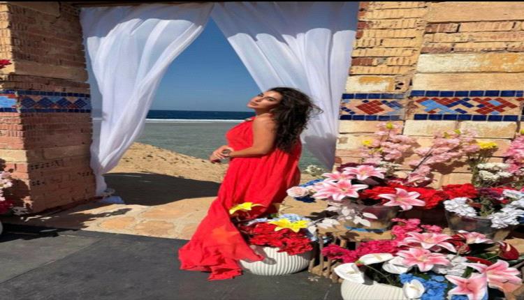 ياسمين صبري تتألق بالفستان الأحمر في مرسى علم وتخطف الأنظار