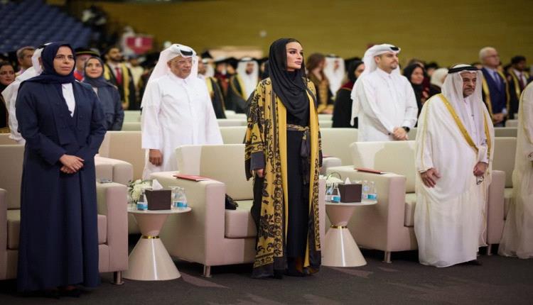 الشيخة موزا بنت ناصر تتألق بإطلالة ملكية بعباءة منقّشة بالورود السوداء تخطف الأنظار
