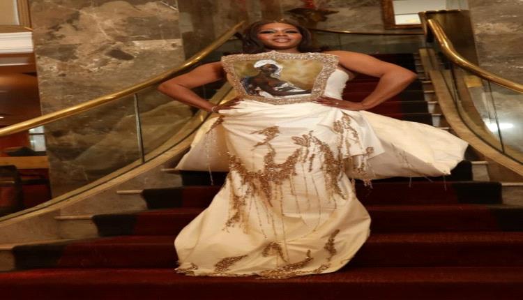 كلير سولمرز تخطف الأضواء في Met Gala بتصميم استثنائي من خالد ومروان يثير الإعجاب
