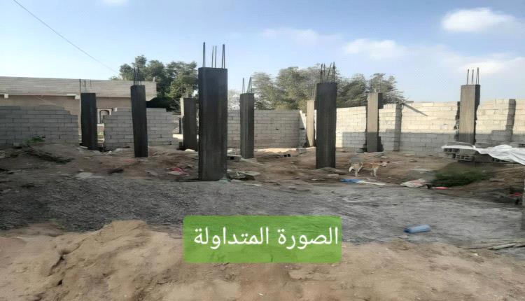 رئيس عمليات وحدة حماية الأراضي بعدن يفند مزاعم البناء العشوائي في بئر فضل ويؤكد التزام الوحدة بتنفيذ الإزالة القانونية