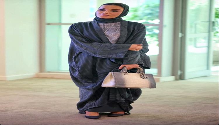الشيخة موزا بنت ناصر تتألق بإطلالة رمادية أنيقة مع حقيبة ملفتة تعكس أسلوباً ملكياً راقياً