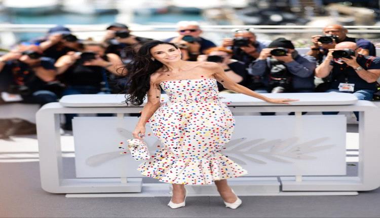 ديمي مور تبهر الجمهور بطابع Retro Chic بتصميم عصري يجمع بين الماضي والحاضر