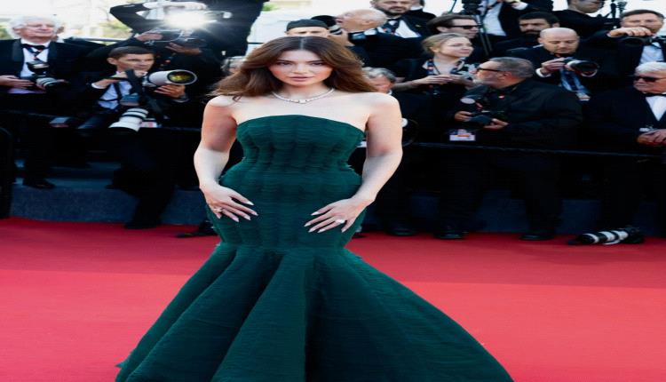 ميليسا أصلي باموق تتألق بالأخضر الداكن في تصميم سعودي يجمع بين الفخامة والبساطة