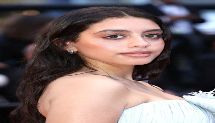 ياسمينا العبد تخطف الأنظار في مهرجان كان بفستان مكشوف الكتفين
