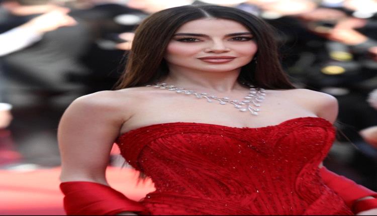 ملكة جمال لبنان مايا أبو الحسن تحتفل بخطوبتها على شاطئ كان خلال مهرجان السينما الـ79