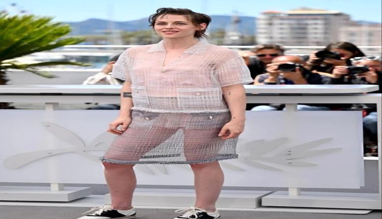 كريستين ستيوارت ورايلي كيو تخطفان الأنظار بتصميم متطابق من Chanel والجمهور يحسم الأجمل