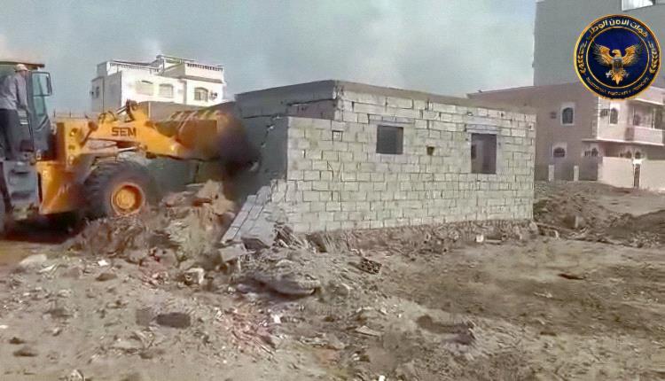 وحدة حماية الأراضي تنفذ حملة واسعة لإزالة التعديات ووقف البناء العشوائي في عدد من مديريات العاصمة عدن