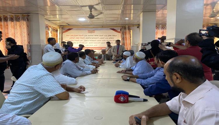 السقاف يدشن مبادرة “جبر خاطر” الإنسانية لتوزيع هدايا العيد لنزلاء دار المسنين بعدن