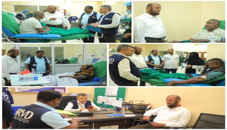 مسؤول بوزارة الصحة يطلع على مستوى الخدمات الطبية بمركز الغسيل الكلوي بمدينة الغيضة
