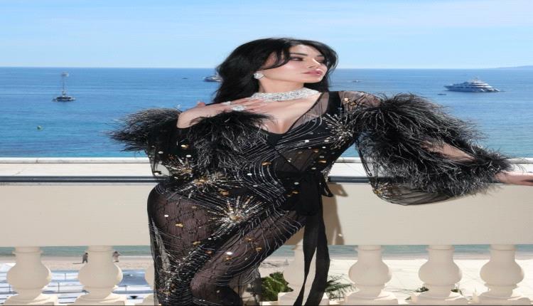 بفستان شفاف وريش كثيف.. هيفاء وهبي تشعل سجادة مهرجان كان بجرأة Gucci(صور)