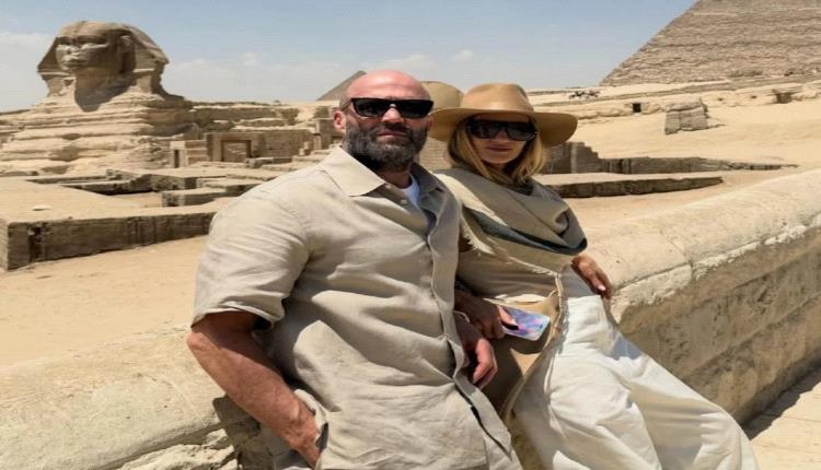 العالمي جيسون ستاثام وزوجته يشعلان السوشيال ميديا بلقطات رومانسية من أمام الأهرامات! (صور)