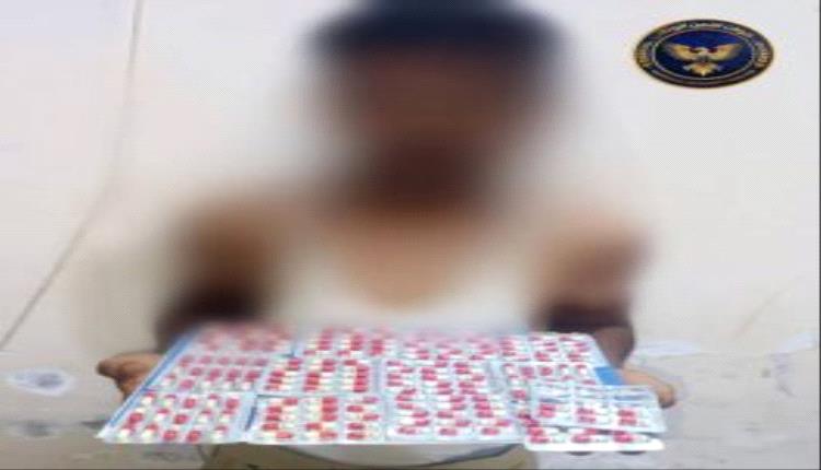 قوات الأمن الوطني بعدن تضبط متهماً بحوزته كمية من الحبوب المخـ.ـدرة في القطاع الشرقي