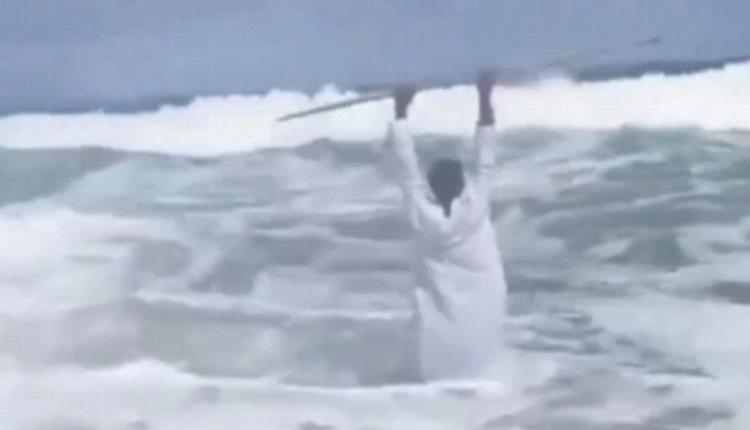 ادعى النبوة وحاول شق البحر مثل النبي موسى ولكنه غرق.. فما القصة؟