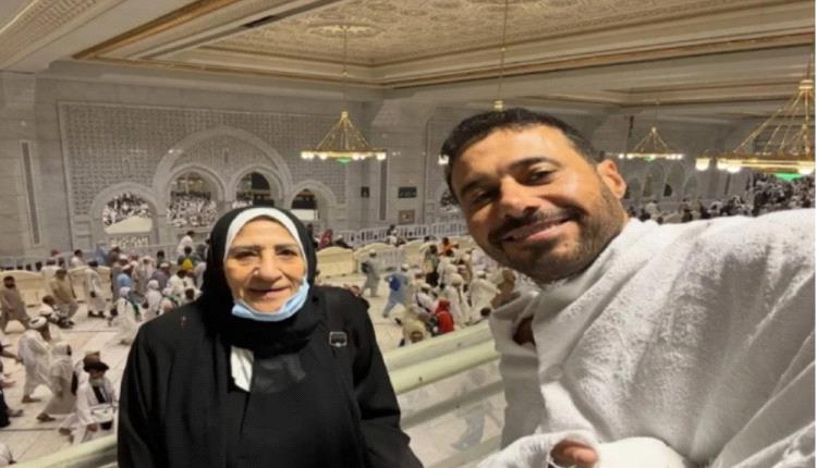 بعيداً عن الأضواء ظهرت معه.. أحمد السعدني يؤدي مناسك الحج مع والدته(صور)