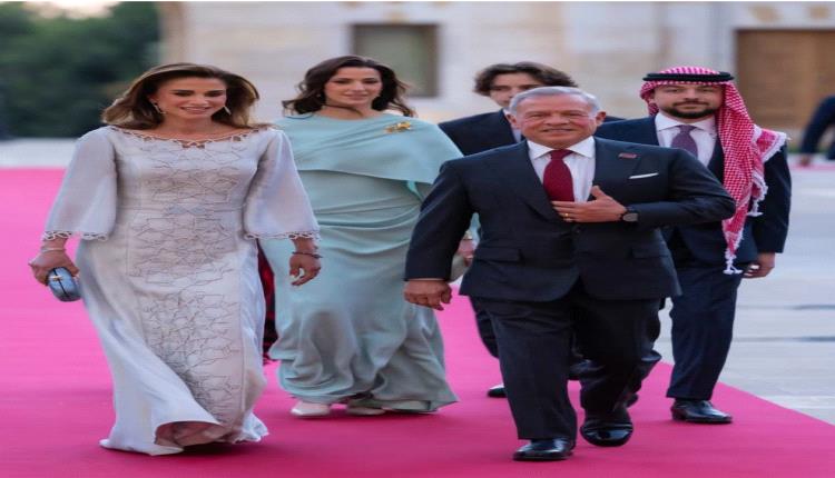 بالصور.. الأزرق يوحّد إطلالتي الملكة رانيا ورجوة الحسين في احتفالات الاستقلال الـ 80