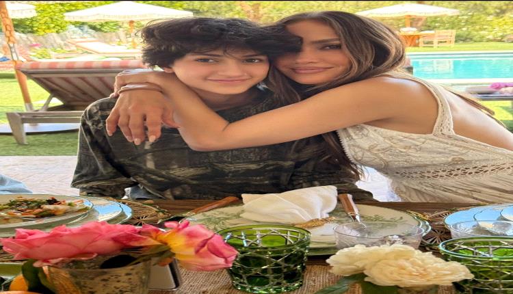 بصور تحبس الأنفاس وغناء وضحك بجوار المسبح.. جينيفر لوبيز تحتفل بـ Memorial Day مع توأمها ماكس وإيمي(صور)