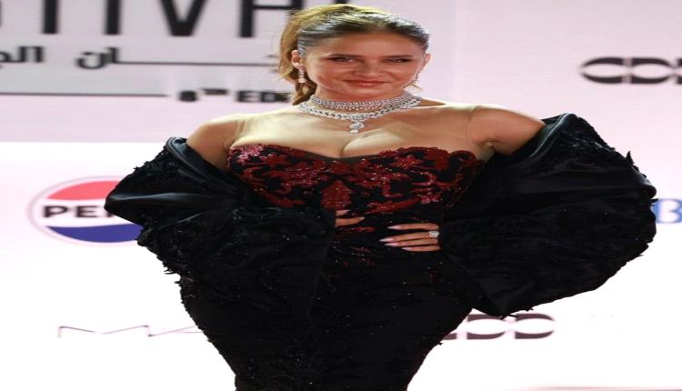 بمزاج عالي.. نيللي كريم تتفاعل مع ديو «بحرية» لحماقي وشيرين بمشاهد من مسلسل «ذات»