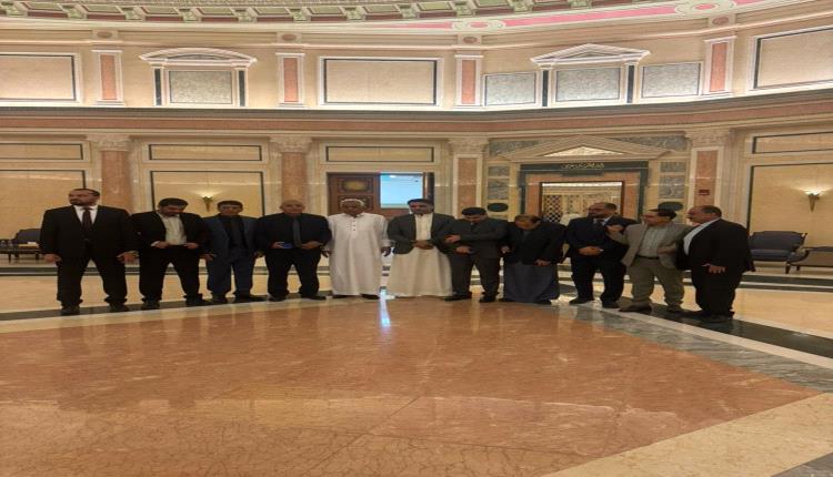 أعضاء الوفد الجنوبي يشاركون في مراسم الصلاة والتشييع وتقديم واجب العزاء للرئيس هادي بالرياض