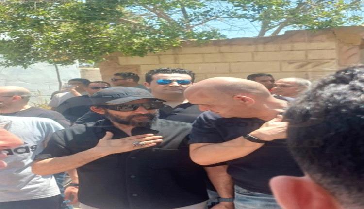 وسط غياب النجوم.. أحمد حلمي يشيع جثمان والدته ببنها ومنى زكي تسانده(صور)