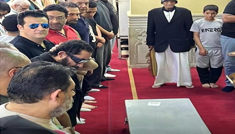 ​وداع مرير.. دموع أحمد حلمي في جنازة والدته تشعل تعاطف الملايين على السوشيال ميديا.
