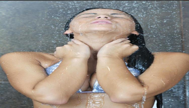 الاستحمام صباحاً أم مساءً؟.. أيهما الأفضل لصحتكِ النفسية وفقاً لموقع health؟