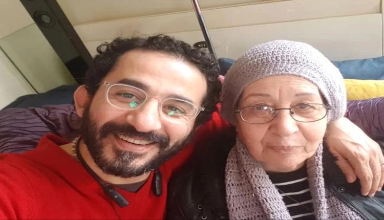 ​في وداع مؤثر.. أحمد حلمي يكتفي بعزاء والدته خلال الدفن ويمنع إقامة سرادق عزاء!